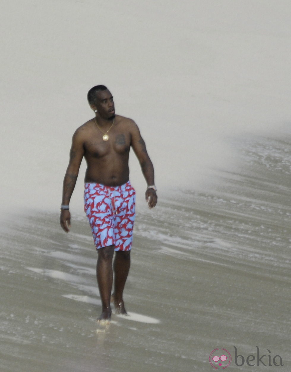 Puff Daddy con el torso desnudo junto al mar