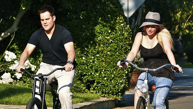 Hilary Duff y Mike Comrie en bicicleta