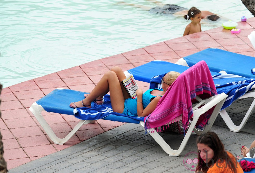 Belén Esteban leyendo en Benidorm