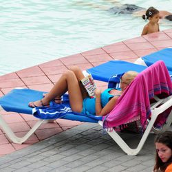 Belén Esteban leyendo en Benidorm