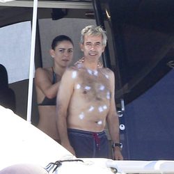 Irene Meritxell echa crema bronceadora a Imanol Arias en Ibiza