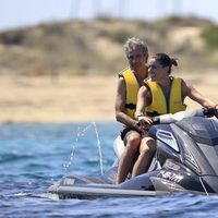 Imanol Arias e Irene Meritxell a bordo de una moto acuática en Ibiza