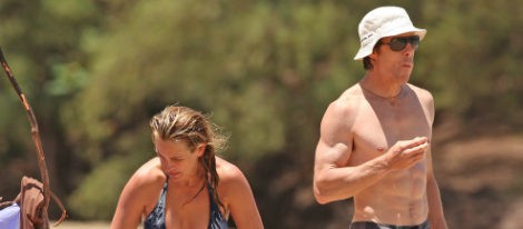 Julia Roberts en bikini y Daniel Moder con el torso desnudo en Hawai