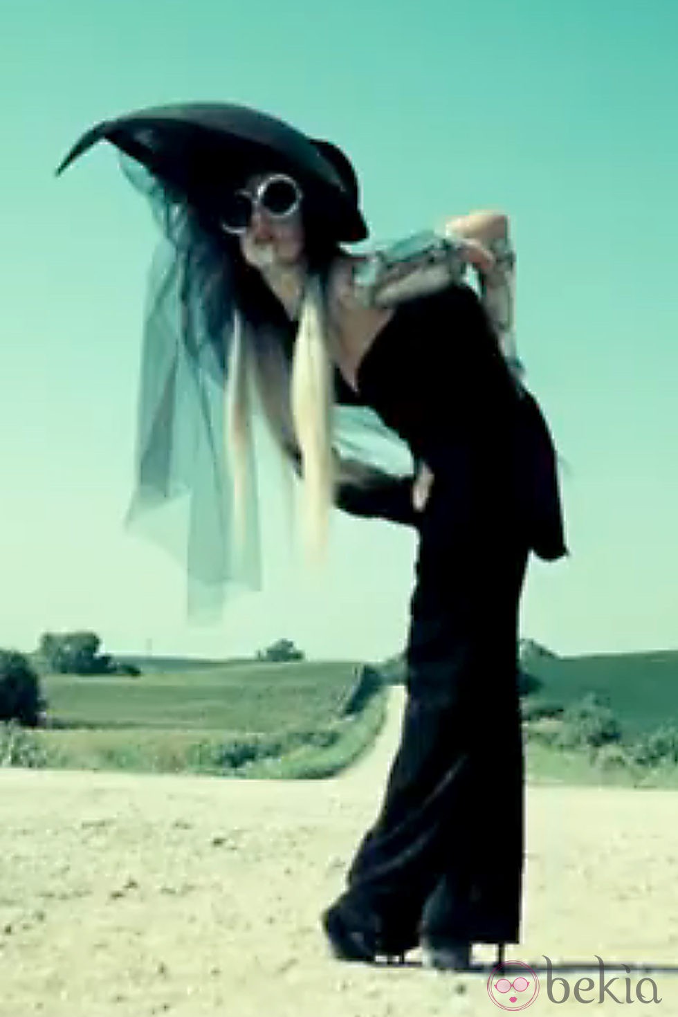 Lady Gaga de negro y con pamela en el videoclip 'You and I'