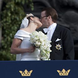 Los Príncipes Victoria y Daniel de Suecia besándose el día de su boda