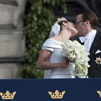 Los Príncipes Victoria y Daniel de Suecia besándose el día de su boda