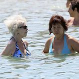 Cayetana de Alba y una ayudante se bañan en Ibiza