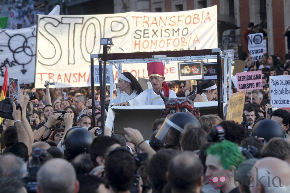 Un gran número de manifestantes en la marcha laica 