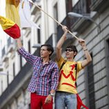 Dos jóvenes católicos de la JMJ 2011 enarbolan banderas