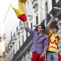 Dos jóvenes católicos de la JMJ 2011 enarbolan banderas