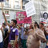 Rosa Benito, protagonista de una pancarta de la marcha laica