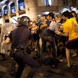 La policía carga contra los manifestantes de la marcha laica