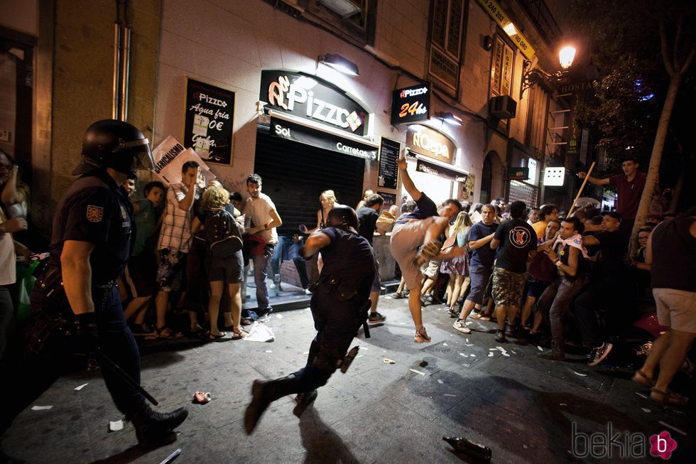 Un policía y un manifestante intentan agredirse tras la marcha laica