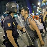 Un policía y un manifestante se encaran tras la marcha laica