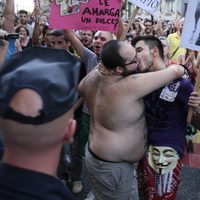 Dos hombres se besan en la marcha laica