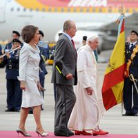 El Papa y los Reyes junto a una bandera de España en el aeropuerto de Madrid