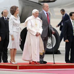 Don Juan Carlos y Doña Sofía reciben al Papa Benedicto XVI en Madrid