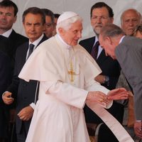 El Rey Juan Carlos I saluda al Papa Benedicto XVI en el aeropuerto de Madrid