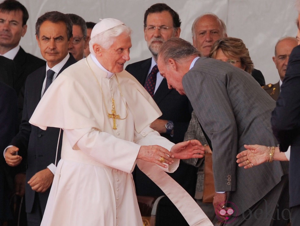 El Rey Juan Carlos I saluda al Papa Benedicto XVI en el aeropuerto de Madrid