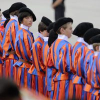 Guardia Suiza compuesta por niños en la recepción al Papa en Barajas