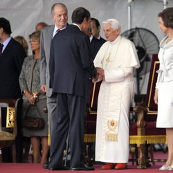 El Presidente Zapatero saluda al Papa junto a los Reyes de España