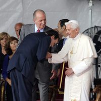 Mariano Rajoy se inclina ante el Papa Benedicto XVI en Madrid-Barajas