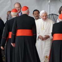 El Papa Benedicto XVI saluda a autoridades eclesiásticas en Madrid-Barajas