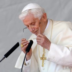 El Papa Benedicto XVI se pone las gafas para leer su discurso en Madrid-Barajas