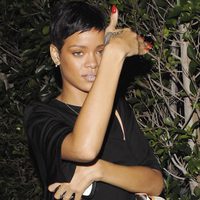 Rihanna se tapa la cara mientras deja al descubierto su tatuaje