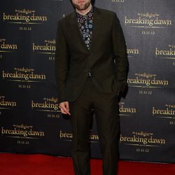 Robert Pattinson posando en la promoción de 'Amanecer. Parte 2'