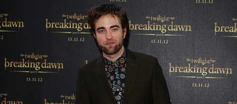 Robert Pattinson posando en la promoción de 'Amanecer. Parte 2'