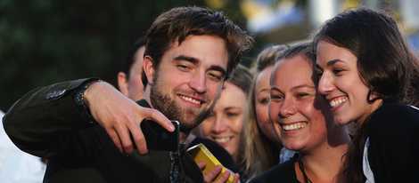 Robert Pattinson con sus fans en la promoción de 'Amanecer. Parte 2'