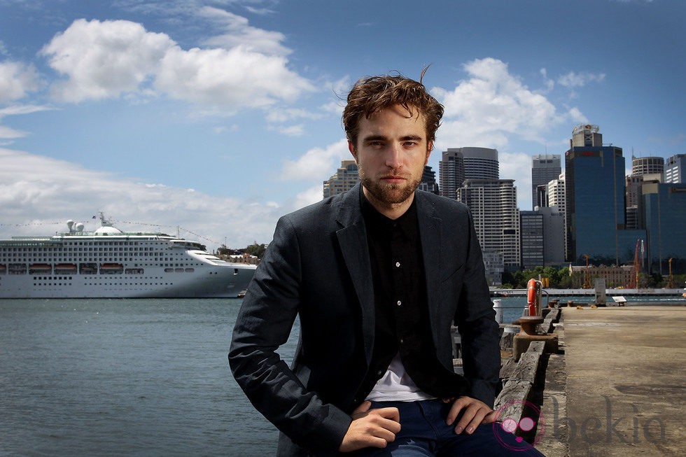 Robert Pattinson con pose interesante en una sesión de fotos en Sidney