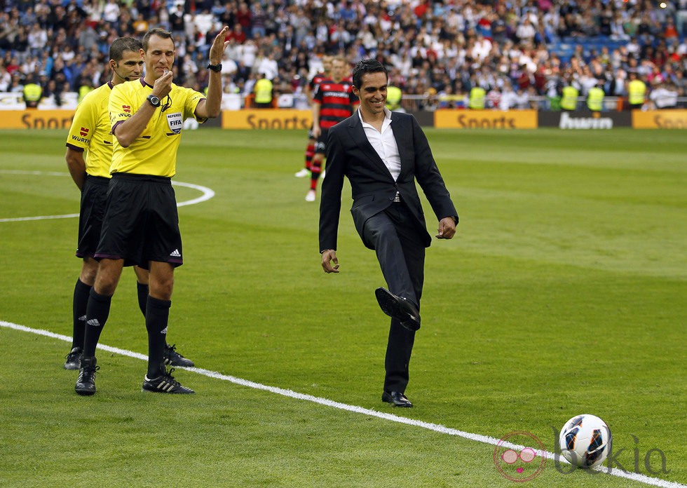 Alberto Contador hace el saque de honor del partido Real Madrid - Celta de Vigo