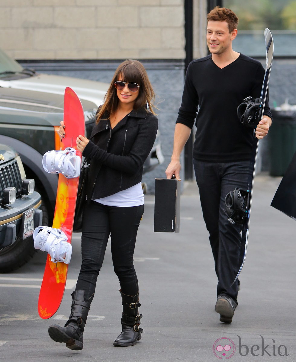 Lea Michele y Cory Monteith compran tablas de snowboard