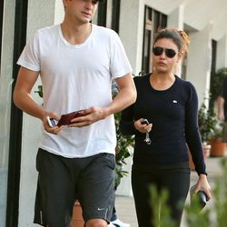 Mila Kunis y Ashton Kutcher vestidos de sport en California