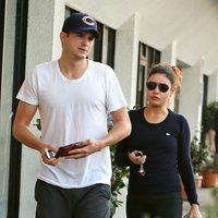 Mila Kunis y Ashton Kutcher vestidos de sport en California