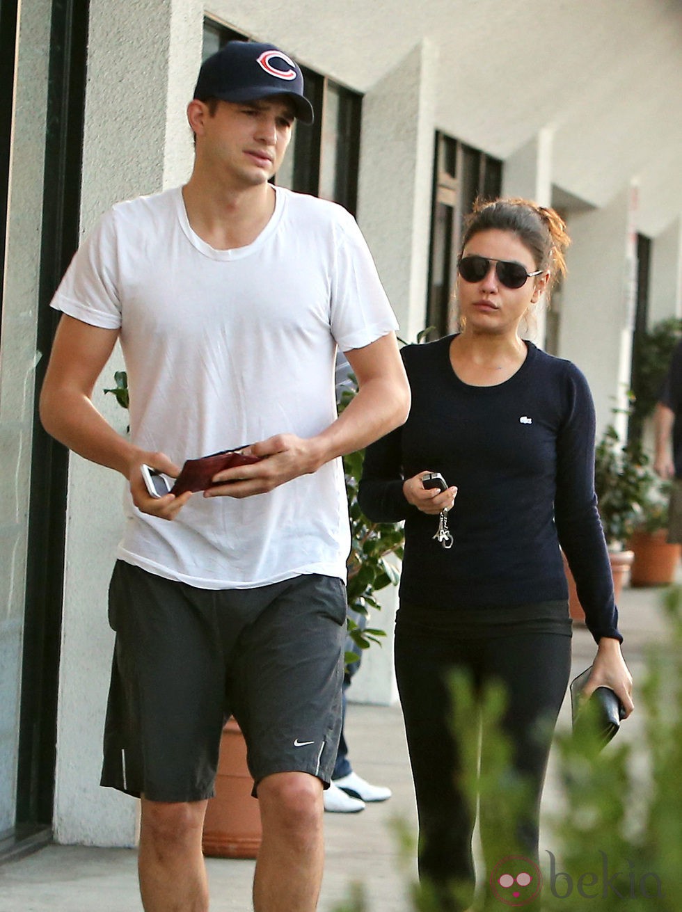 Mila Kunis y Ashton Kutcher vestidos de sport en California