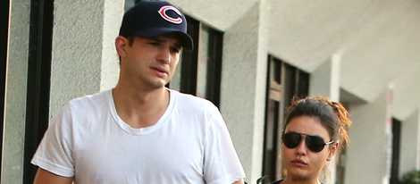 Mila Kunis y Ashton Kutcher vestidos de sport en California