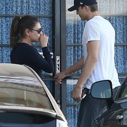 Mila Kunis y Ashton Kutcher pasean su amor por las calles de California