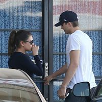 Mila Kunis y Ashton Kutcher pasean su amor por las calles de California