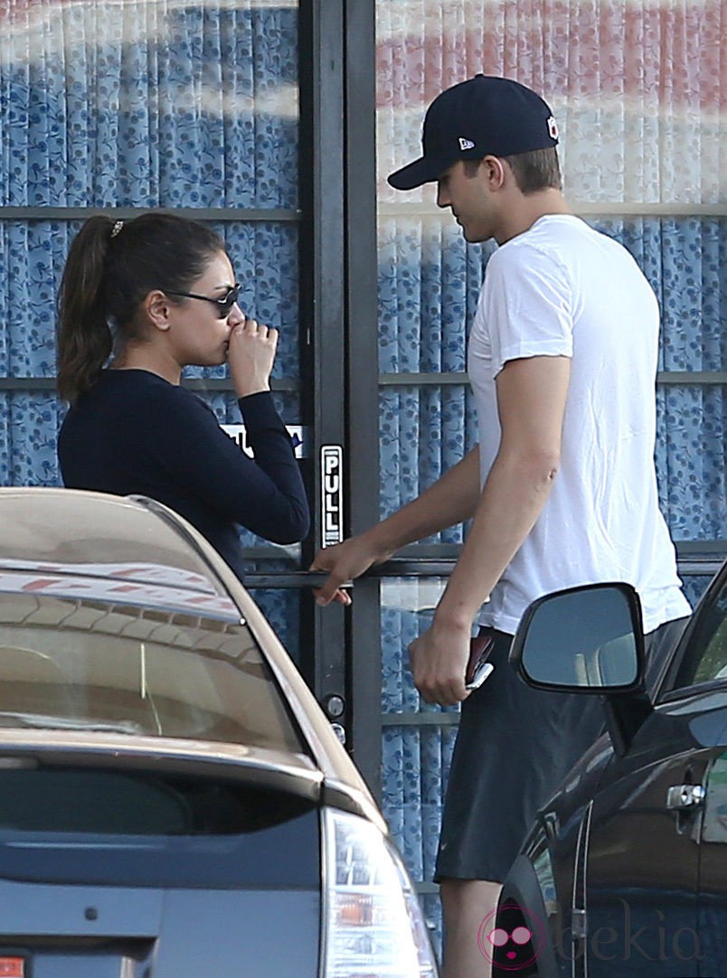 Mila Kunis y Ashton Kutcher pasean su amor por las calles de California