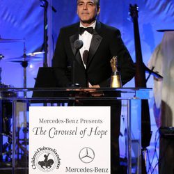 George Clooney recibiendo un premio en la gala solidaria '26th Anniversary Carousel Of Hope Ball'