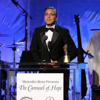 George Clooney recibiendo un premio en la gala solidaria '26th Anniversary Carousel Of Hope Ball'