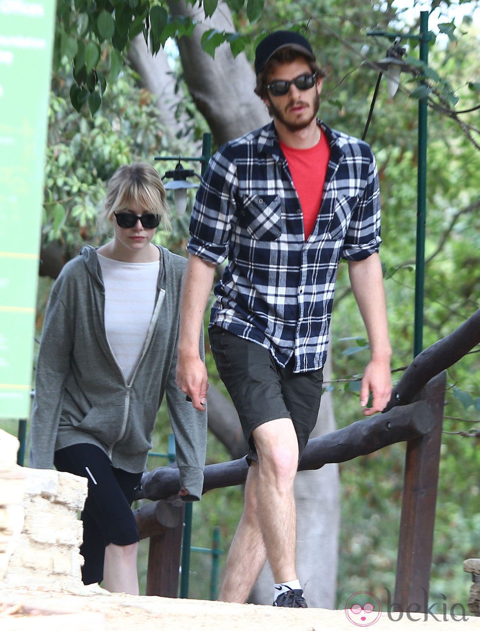 Emma Stone y Andrew Garfield paseando en California