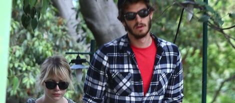 Emma Stone y Andrew Garfield paseando en California