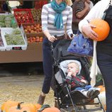 January Jones se pasea por un mercado de calabazas para encontrar la suya para Halloween