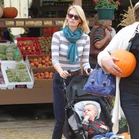 January Jones se pasea por un mercado de calabazas para encontrar la suya para Halloween