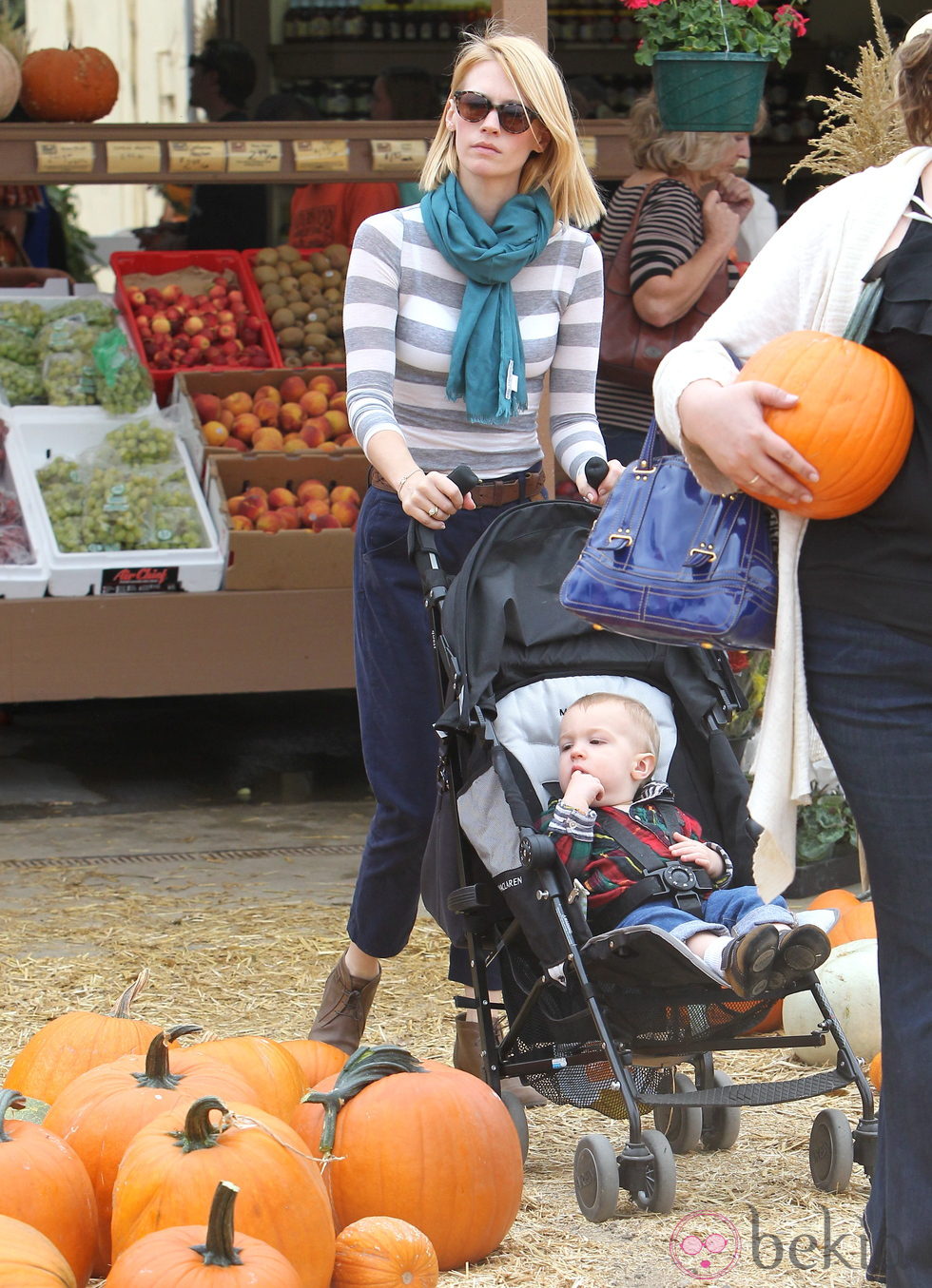 January Jones se pasea por un mercado de calabazas para encontrar la suya para Halloween