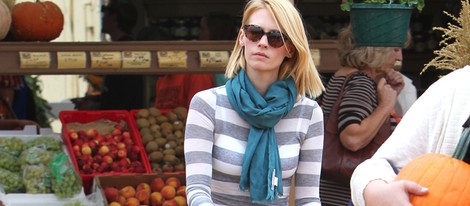 January Jones se pasea por un mercado de calabazas para encontrar la suya para Halloween